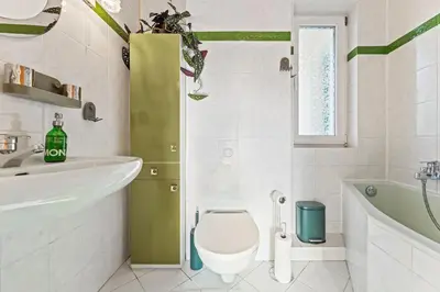 Ein Badezimmer in der Unterkunft 3 Zimmer, Beamer, Balkon, Disney Plus