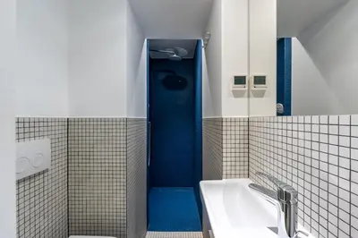 Ein Badezimmer in der Unterkunft Modern Flat in Kreuzberg 2 bath rooms