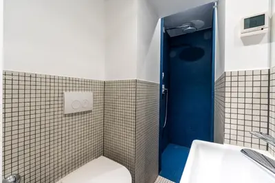 Ein Badezimmer in der Unterkunft Modern Flat in Kreuzberg 2 bath rooms