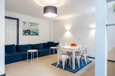 Ein Sitzbereich in der Unterkunft Stylish Apartment 2 Bath r Bergmannkiez, Kreuzberg