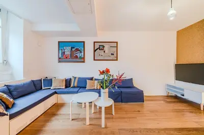 Ein Sitzbereich in der Unterkunft Unique Ap Kreuzberg 4 Bed Rooms