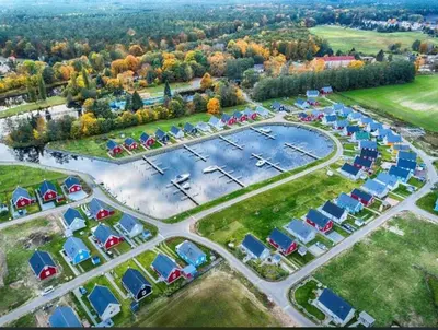 Blick auf Ferienhaus im Hafendorf aus der Vogelperspektive