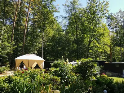Ein Garten an der Unterkunft Bungalowdorf Briesensee