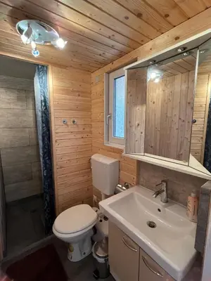Ein Badezimmer in der Unterkunft Bungalowdorf Briesensee