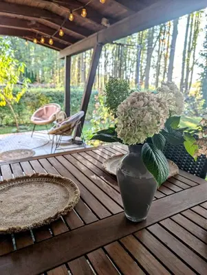 Ein Garten an der Unterkunft Modern bungalow with direct lake access and fireplace