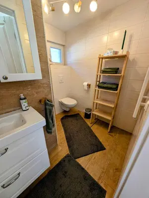 Ein Badezimmer in der Unterkunft Modern bungalow with direct lake access and fireplace
