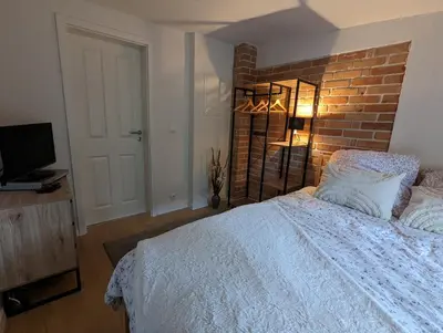 Ein Bett oder Betten in einem Zimmer der Unterkunft Modern bungalow with direct lake access and fireplace