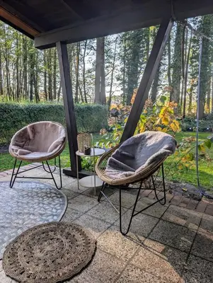 Ein Garten an der Unterkunft Modern bungalow with direct lake access and fireplace