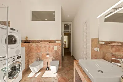 Ein Badezimmer in der Unterkunft 1,184 sq ft Historic Landmark, Checkpoint Charlie