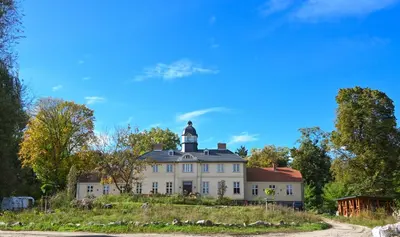Ein Garten an der Unterkunft Gutshaus Sonnenburg