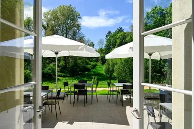 Ein Garten an der Unterkunft Gutshaus Sonnenburg