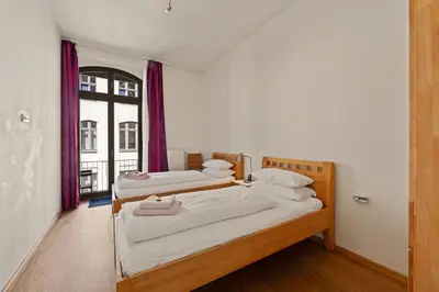 Ein Bett oder Betten in einem Zimmer der Unterkunft 1,292 sq ft Historic Landmark, Checkpoint Charlie