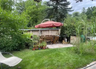 Ein Garten an der Unterkunft Übernachten im Grünen