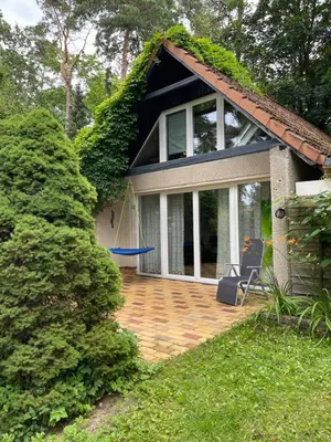Ein Garten an der Unterkunft Waldhaus bei Berlin