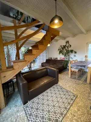 Ein Sitzbereich in der Unterkunft Waldhaus bei Berlin
