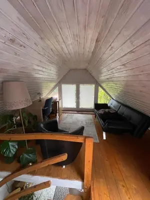Ein Sitzbereich in der Unterkunft Waldhaus bei Berlin