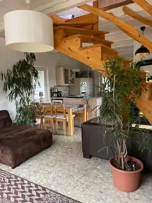 Ein Sitzbereich in der Unterkunft Waldhaus bei Berlin