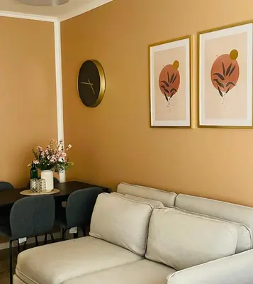 Ein Sitzbereich in der Unterkunft Stylish Apt in Neukölln kiez Privat Parkplatz