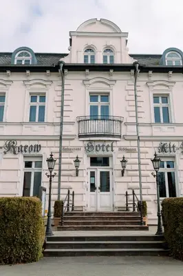 Eine Fassade oder ein Eingang zu Hotel-Restaurant Alt Karow
