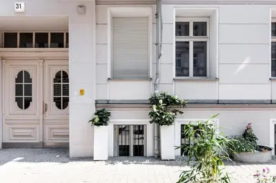 Eine Fassade oder ein Eingang zu S31 - Room 22 Apartment Bergmannstraße Front