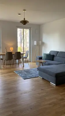 Ein Sitzbereich in der Unterkunft Modernes voll möbliertes Apartment am See mit Garten, nahe BER