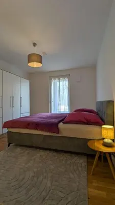 Ein Bett oder Betten in einem Zimmer der Unterkunft Modernes voll möbliertes Apartment am See mit Garten, nahe BER