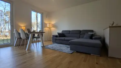 Ein Sitzbereich in der Unterkunft Modernes voll möbliertes Apartment am See mit Garten, nahe BER