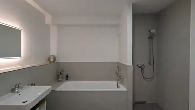 Ein Badezimmer in der Unterkunft Modernes voll möbliertes Apartment am See mit Garten, nahe BER