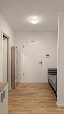 Ein Bett oder Betten in einem Zimmer der Unterkunft Modernes voll möbliertes Apartment am See mit Garten, nahe BER