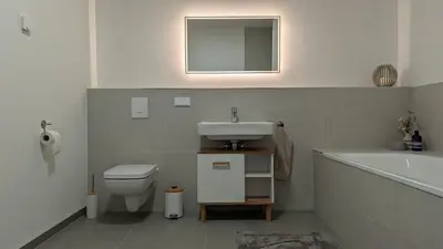 Ein Badezimmer in der Unterkunft Modernes voll möbliertes Apartment am See mit Garten, nahe BER