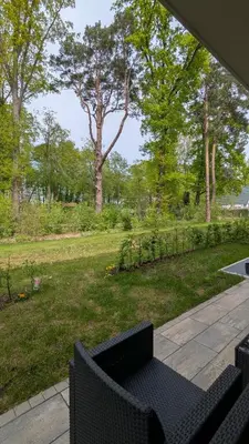 Ein Garten an der Unterkunft Modernes voll möbliertes Apartment am See mit Garten, nahe BER