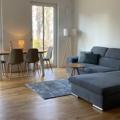 Modernes voll möbliertes Apartment am See mit Garten