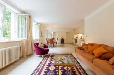 Ein Sitzbereich in der Unterkunft Charming Garden Apartment