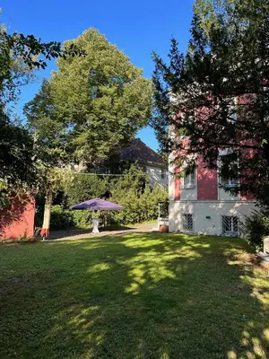 Ein Garten an der Unterkunft Charming Garden Apartment