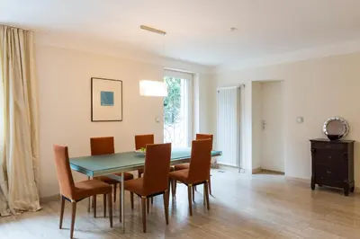 Ein Sitzbereich in der Unterkunft Charming Garden Apartment