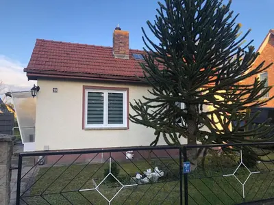 Das Gebäude in dem sich das Ferienhaus befindet