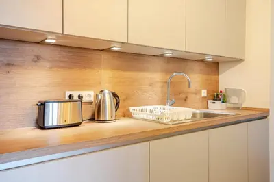 Küche/Küchenzeile in der Unterkunft HJ 18 by ROCKCHAIR Apartments l SUPERHOST Status l Super Flat, 2 Bedrooms 2 Bathrooms Balcony Elevator welcomes you!