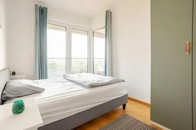 Ein Bett oder Betten in einem Zimmer der Unterkunft HJ 18 by ROCKCHAIR Apartments l SUPERHOST Status l Super Flat, 2 Bedrooms 2 Bathrooms Balcony Elevator welcomes you!