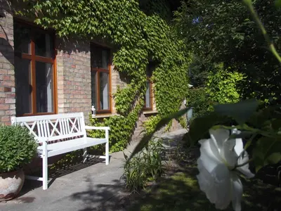 Ein Garten an der Unterkunft SchlossparkFerienwohnungen Rheinsberg mit Garten