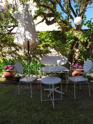 Ein Garten an der Unterkunft SchlossparkFerienwohnungen Rheinsberg mit Garten