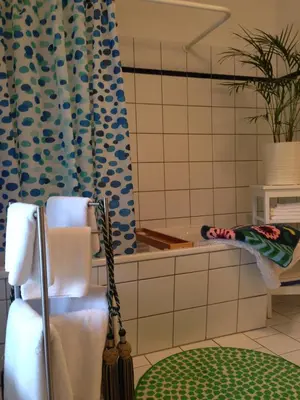 Ein Bett oder Betten in einem Zimmer der Unterkunft SchlossparkFerienwohnungen Rheinsberg mit Garten