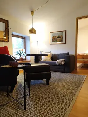 Ein Sitzbereich in der Unterkunft SchlossparkFerienwohnungen Rheinsberg mit Garten