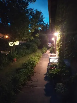 Ein Garten an der Unterkunft SchlossparkFerienwohnungen Rheinsberg mit Garten