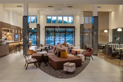 Ein Sitzbereich in der Unterkunft Hampton By Hilton Potsdam Babelsberg