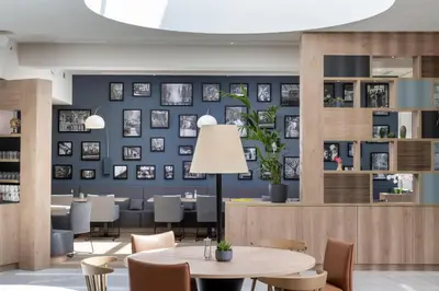 Ein Sitzbereich in der Unterkunft Hampton By Hilton Potsdam Babelsberg