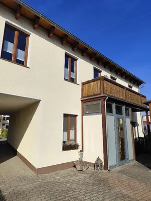Das Gebäude in dem sich das Ferienhaus befindet