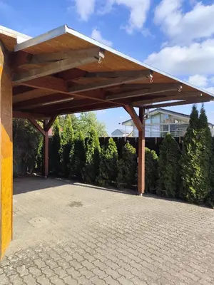 Das Gebäude in dem sich das Ferienhaus befindet