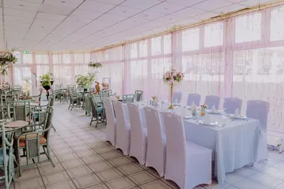 Ein Restaurant oder anderes Speiselokal in der Unterkunft LandHotel