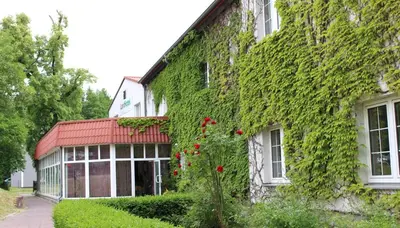 Ein Garten an der Unterkunft LandHotel