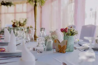 Ein Restaurant oder anderes Speiselokal in der Unterkunft LandHotel